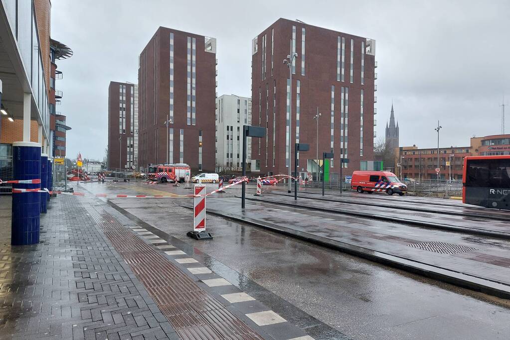 Platen van hoog gebouw staan op omvallen