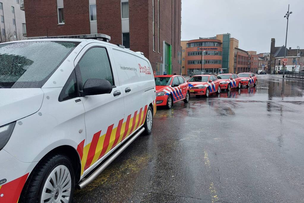 Platen van hoog gebouw staan op omvallen
