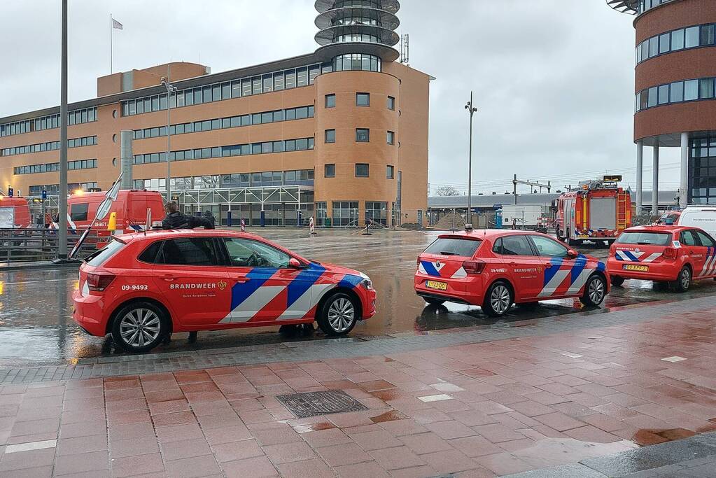Platen van hoog gebouw staan op omvallen