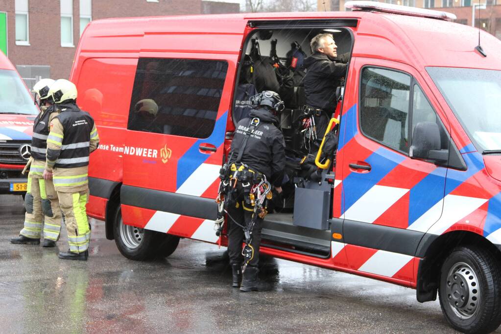 Platen van hoog gebouw staan op omvallen