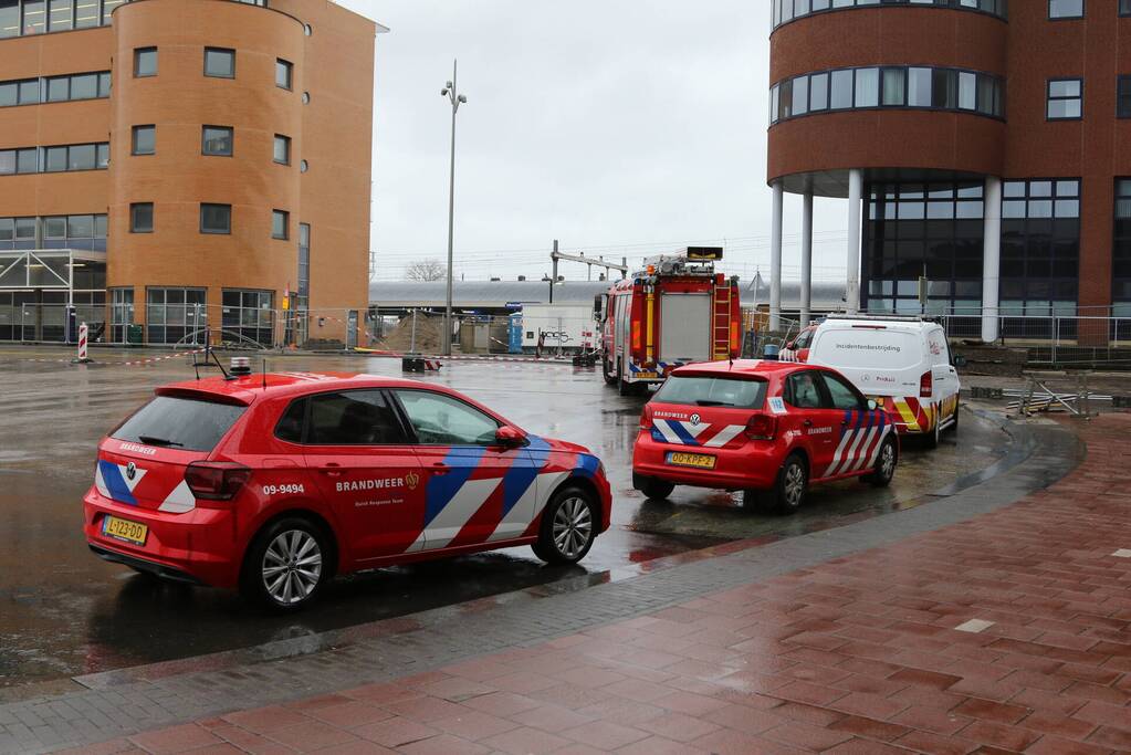 Platen van hoog gebouw staan op omvallen