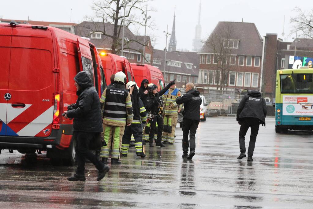 Platen van hoog gebouw staan op omvallen