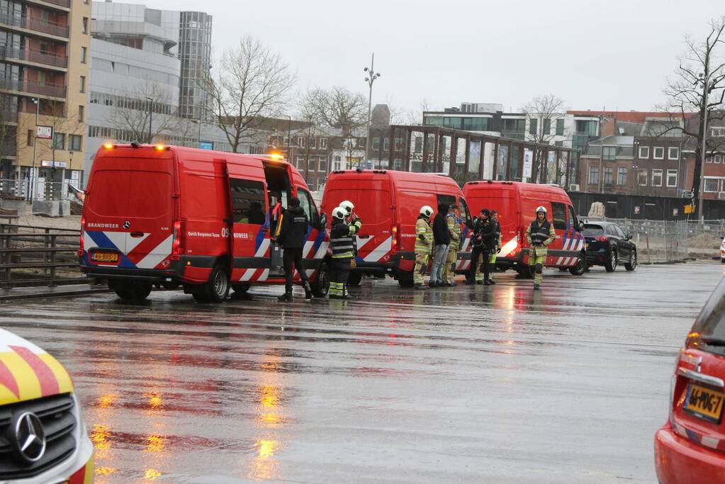 Platen van hoog gebouw staan op omvallen