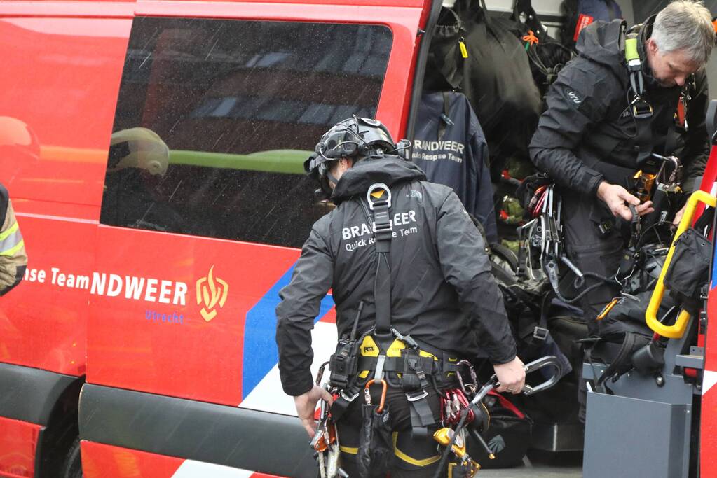 Platen van hoog gebouw staan op omvallen