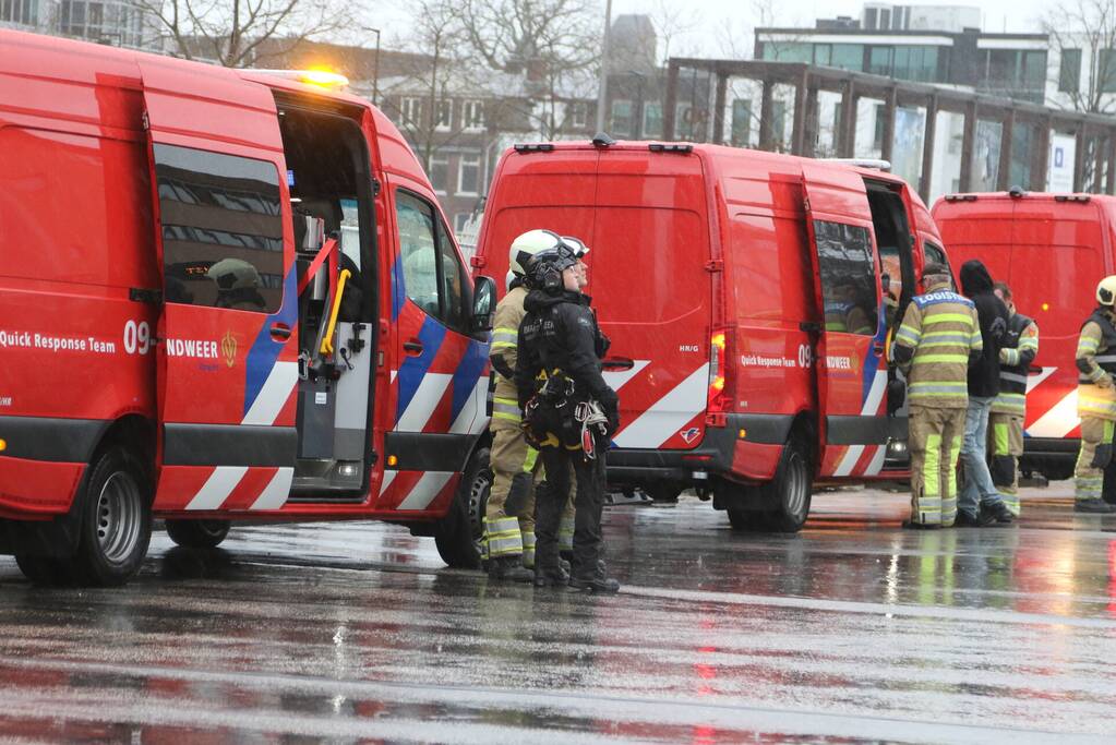 Platen van hoog gebouw staan op omvallen