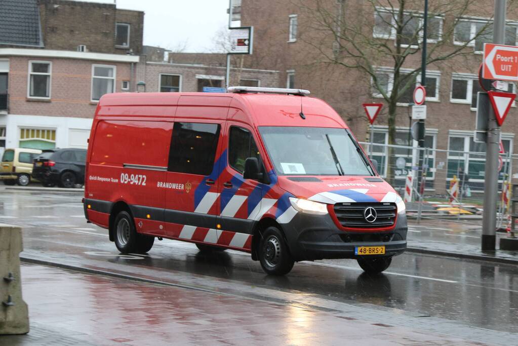 Platen van hoog gebouw staan op omvallen