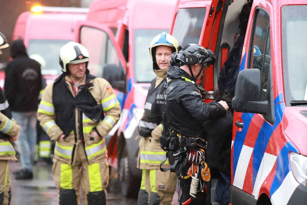 Platen van hoog gebouw staan op omvallen