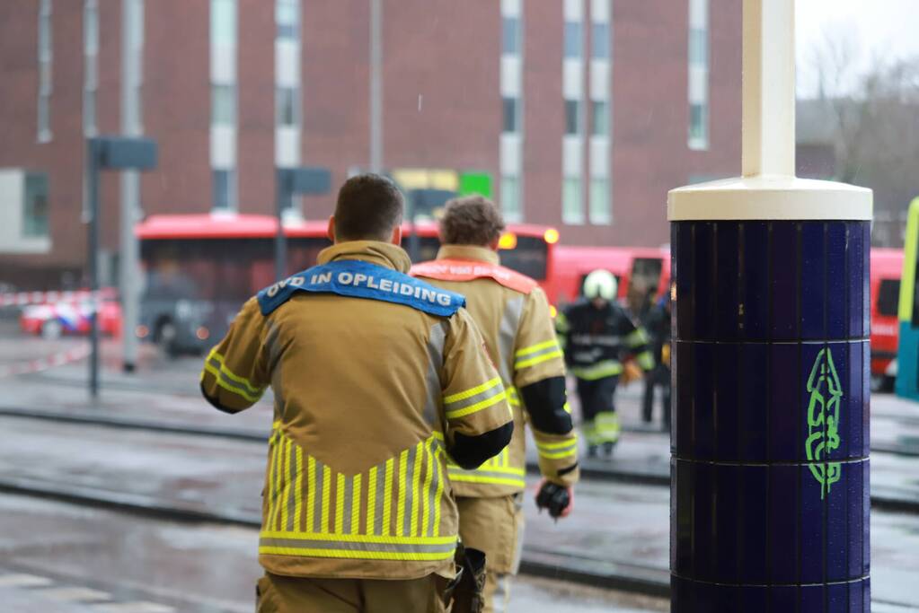 Platen van hoog gebouw staan op omvallen