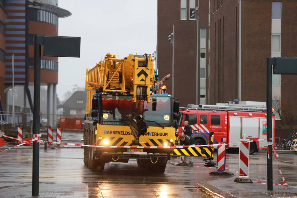 Platen van hoog gebouw staan op omvallen