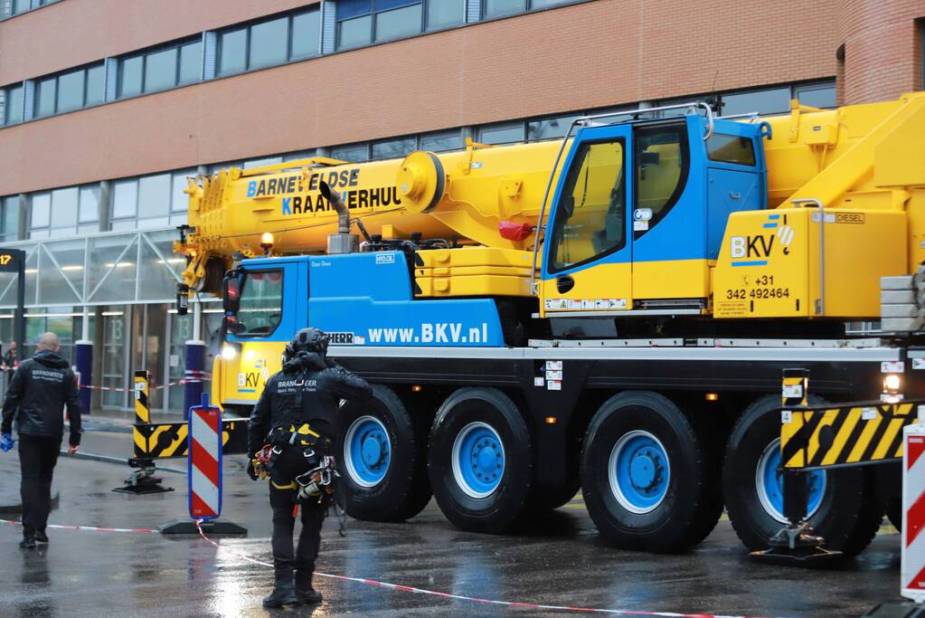 Platen van hoog gebouw staan op omvallen