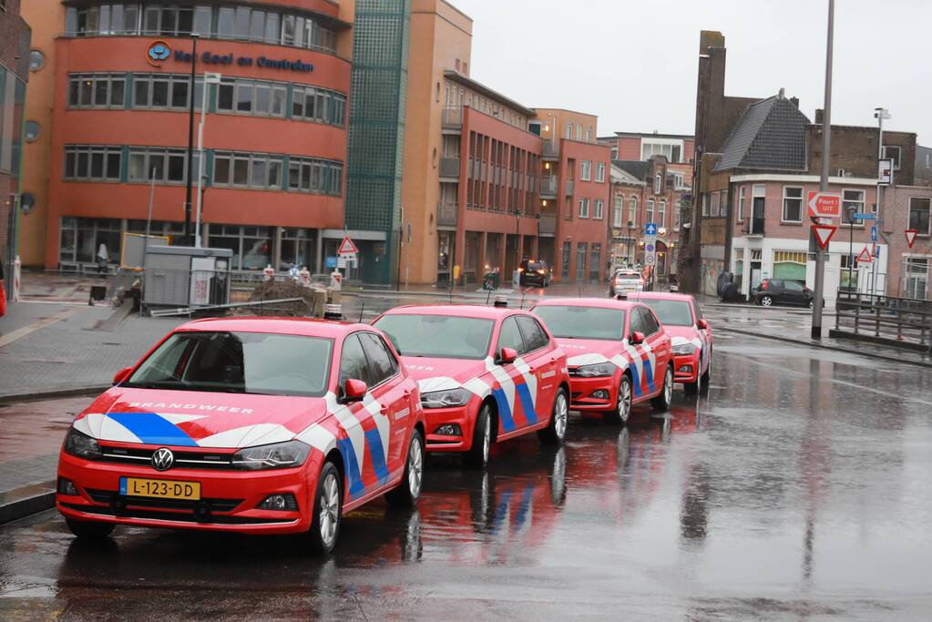 Platen van hoog gebouw staan op omvallen