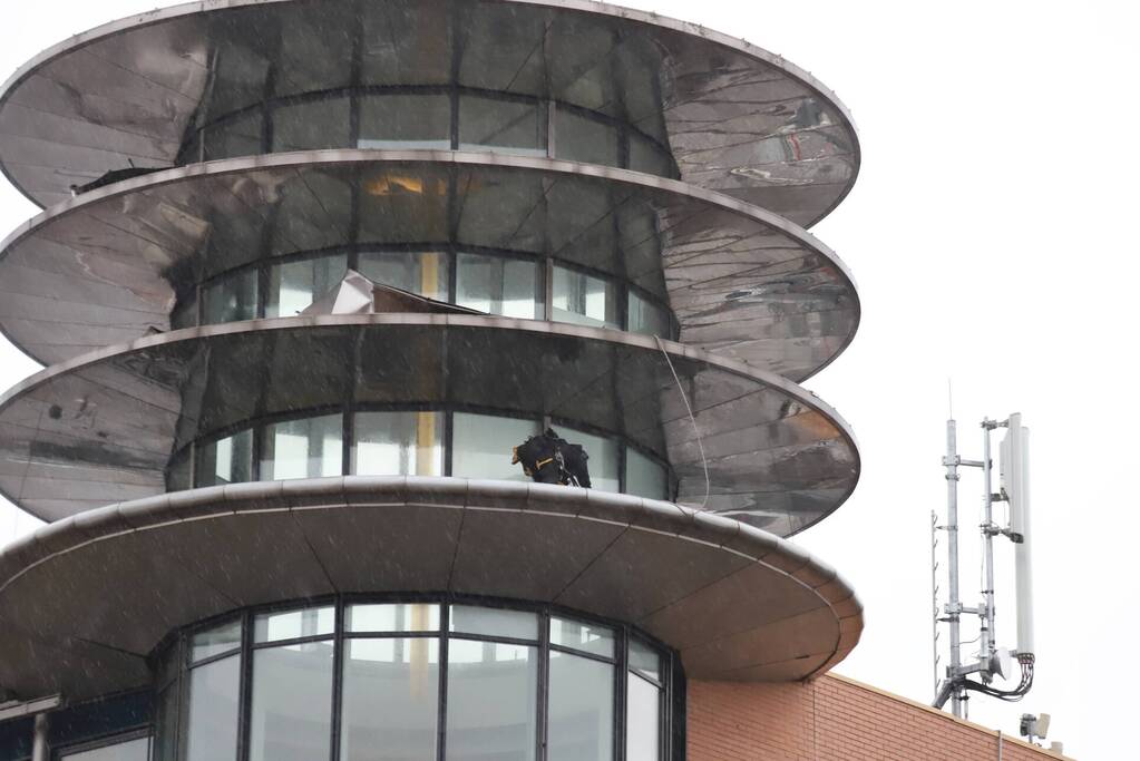 Platen van hoog gebouw staan op omvallen