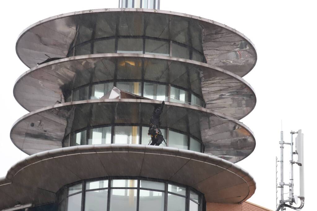 Platen van hoog gebouw staan op omvallen