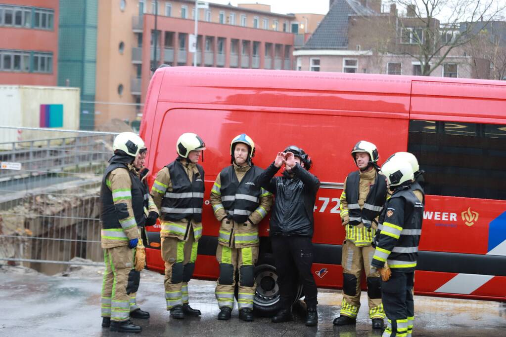 Platen van hoog gebouw staan op omvallen