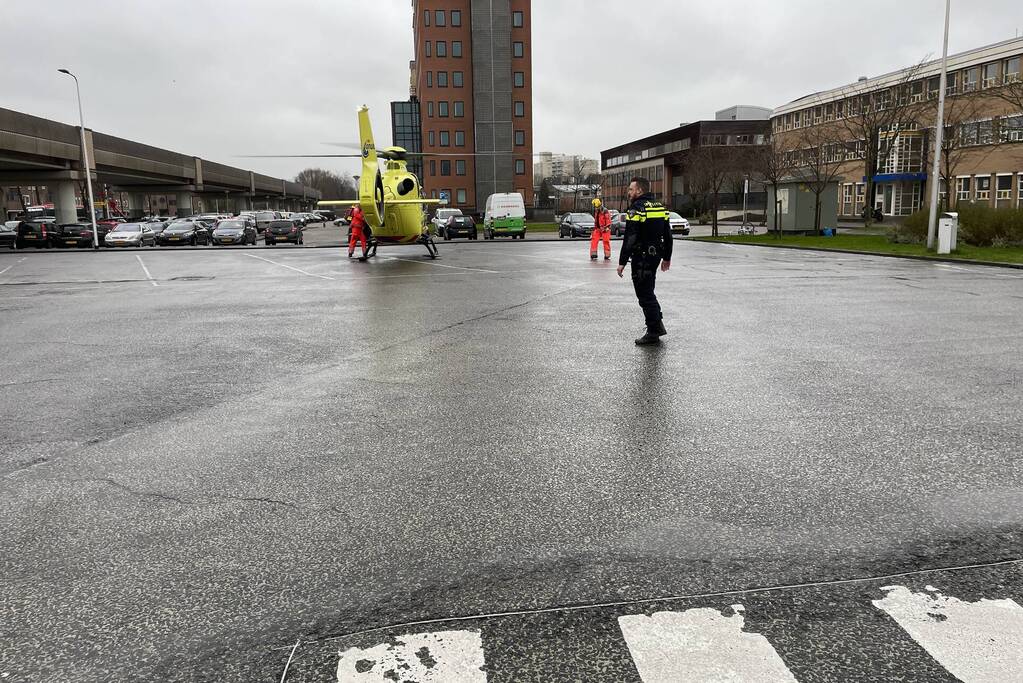 Persoon neergestoken op station