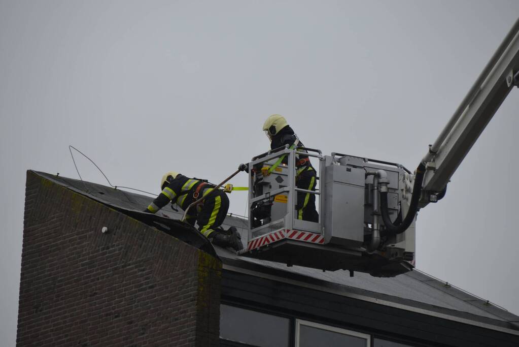 Dakleer waait los van liftschacht