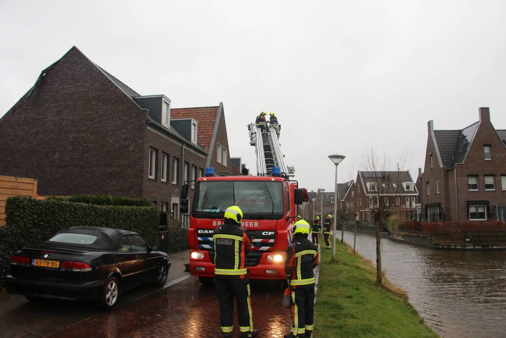 Dakbedekking van woning waait los