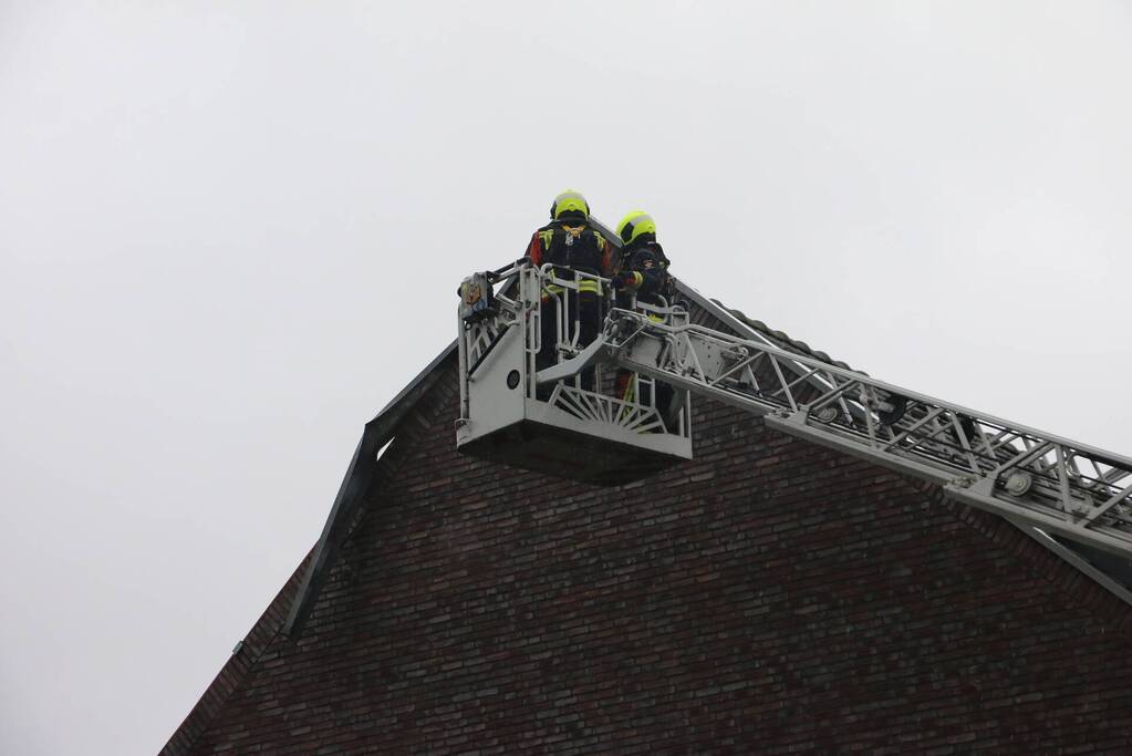 Dakbedekking van woning waait los