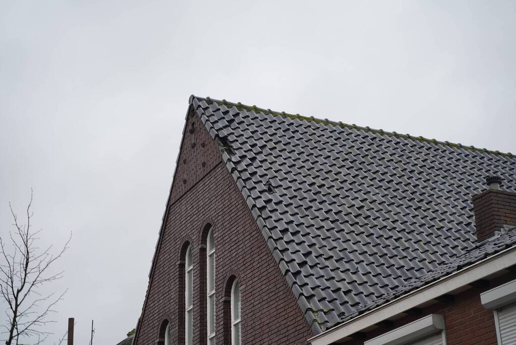 Brandweer ingezet voor stormschade aan kerk