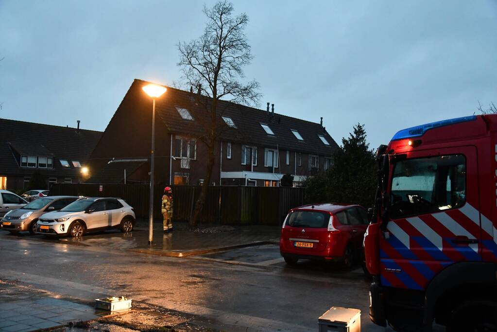 Boom valt tegen woning