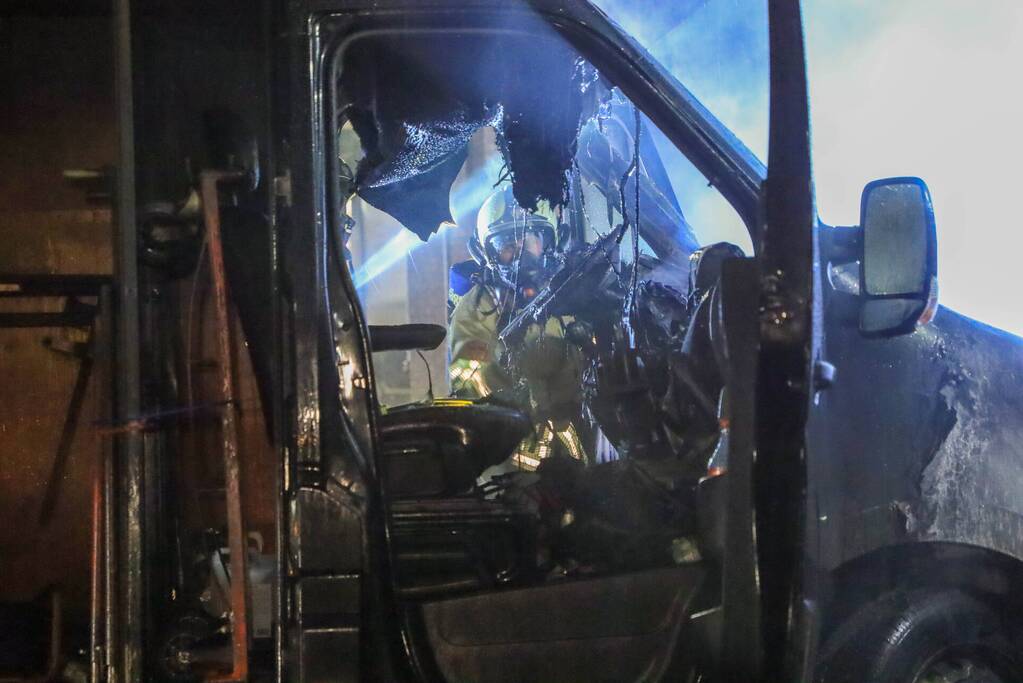 Bestelbus in brand tegen gevel Jumbo