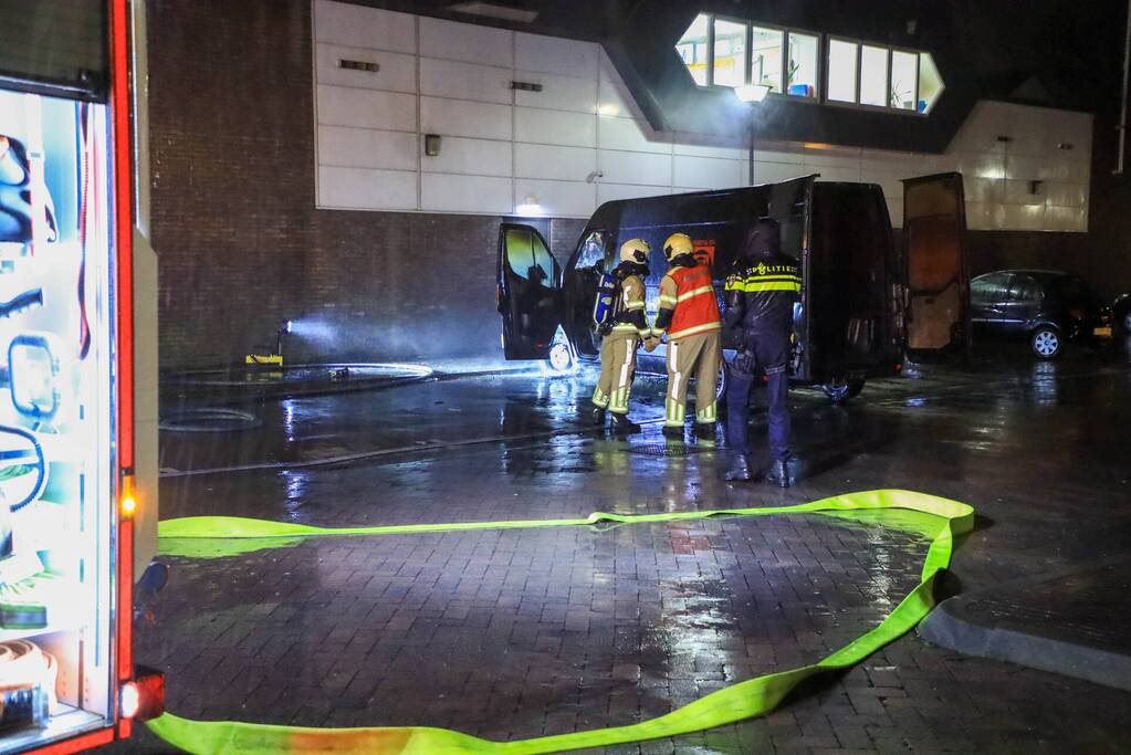 Bestelbus in brand tegen gevel Jumbo