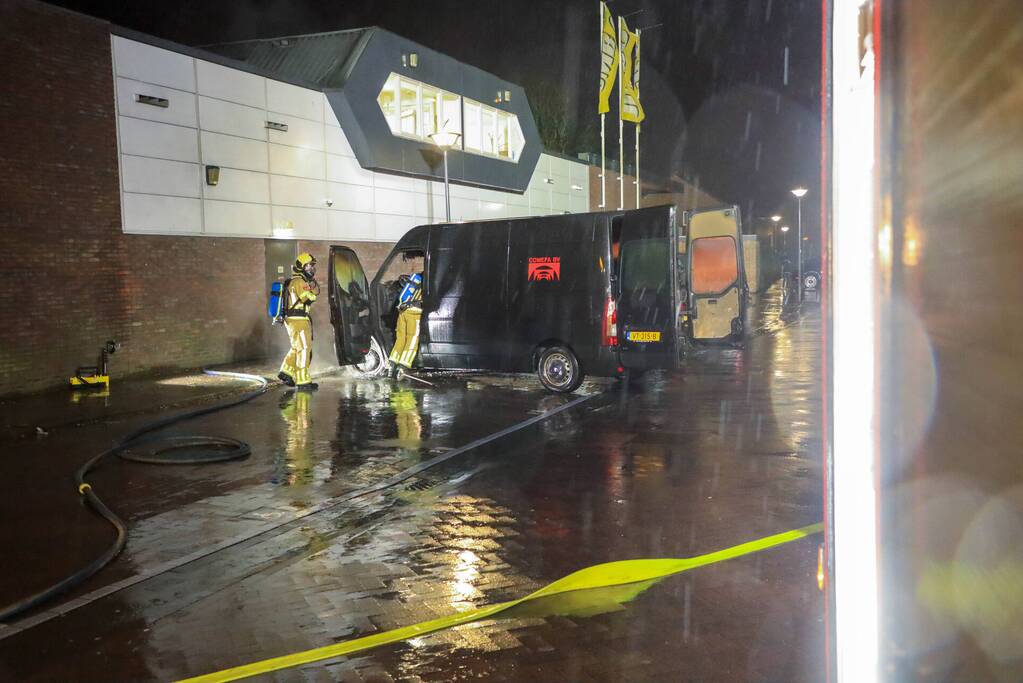 Bestelbus in brand tegen gevel Jumbo