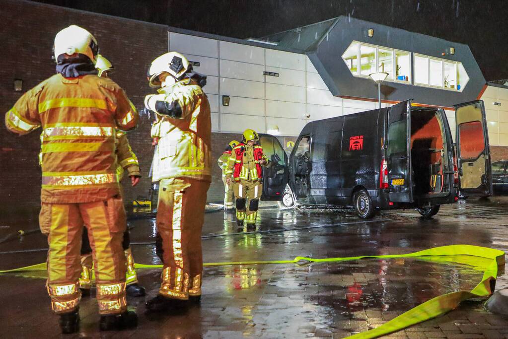 Bestelbus in brand tegen gevel Jumbo