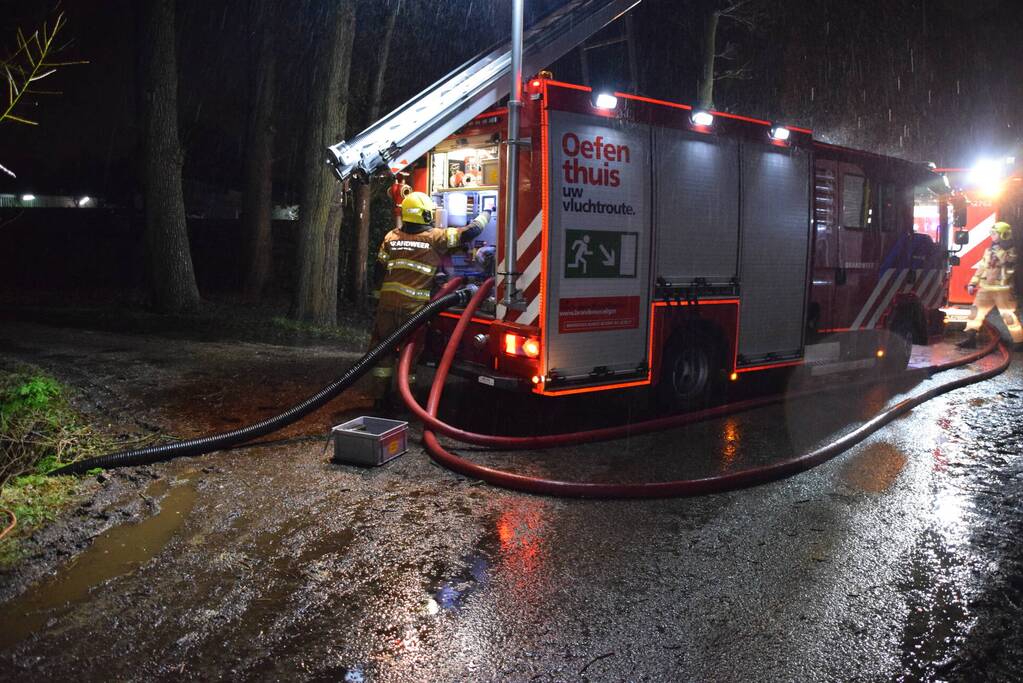 Brandweer voorkomt dat schuur met schapen onder water loopt