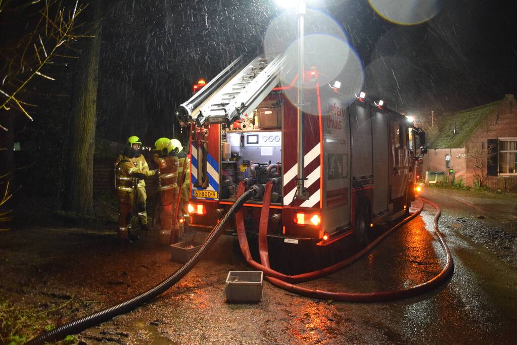 Brandweer voorkomt dat schuur met schapen onder water loopt