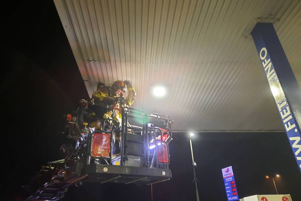 Platen tankstation waaien los door storm Franklin