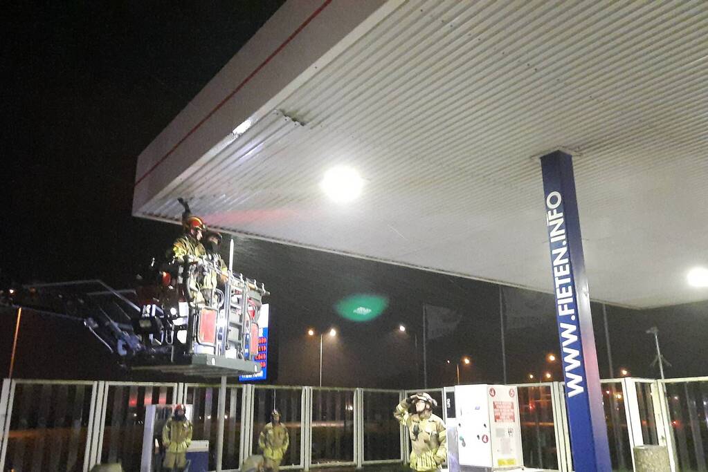 Platen tankstation waaien los door storm Franklin
