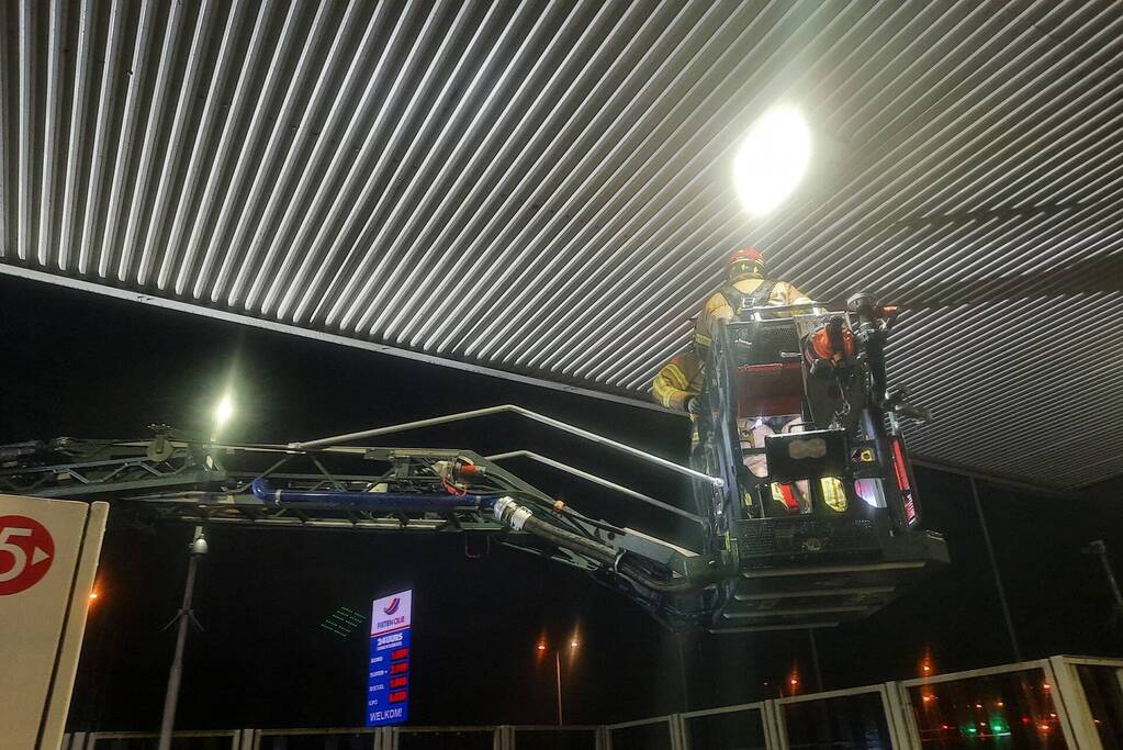 Platen tankstation waaien los door storm Franklin