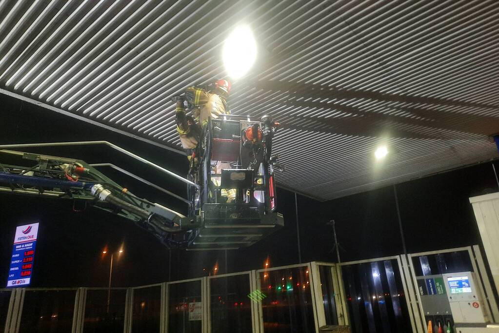 Platen tankstation waaien los door storm Franklin