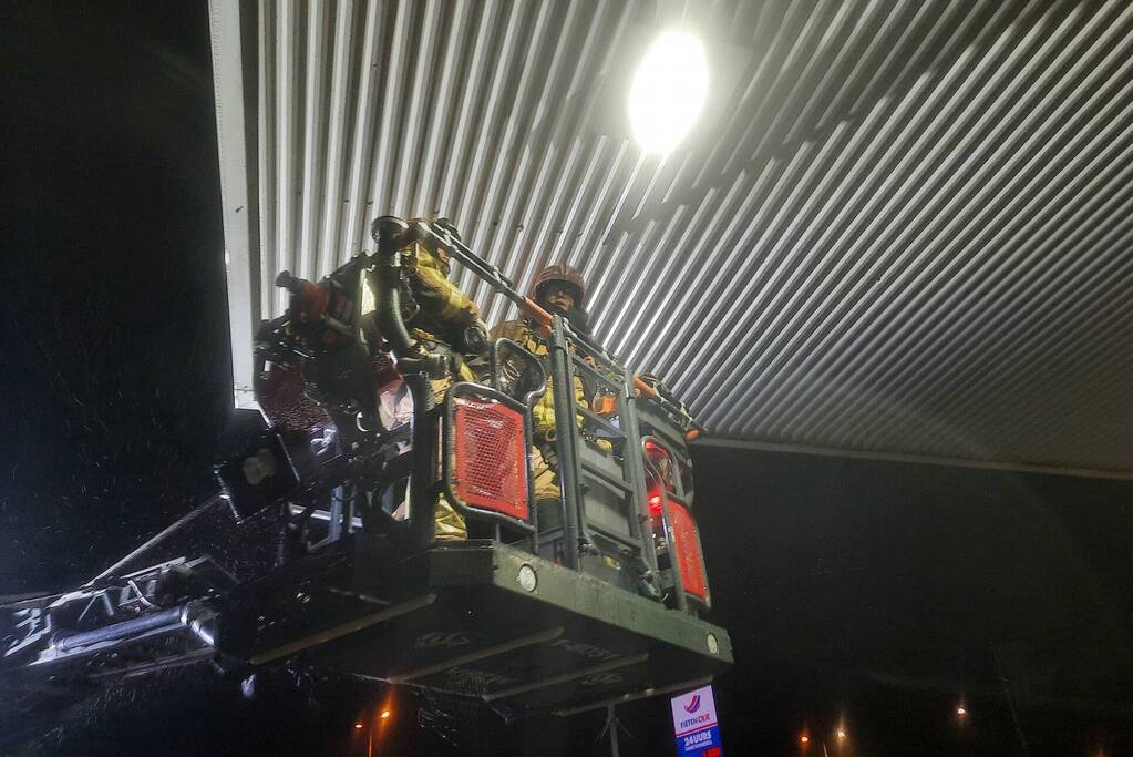 Platen tankstation waaien los door storm Franklin