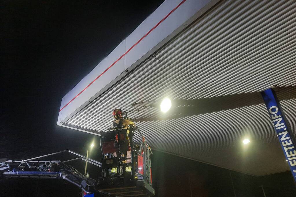 Platen tankstation waaien los door storm Franklin