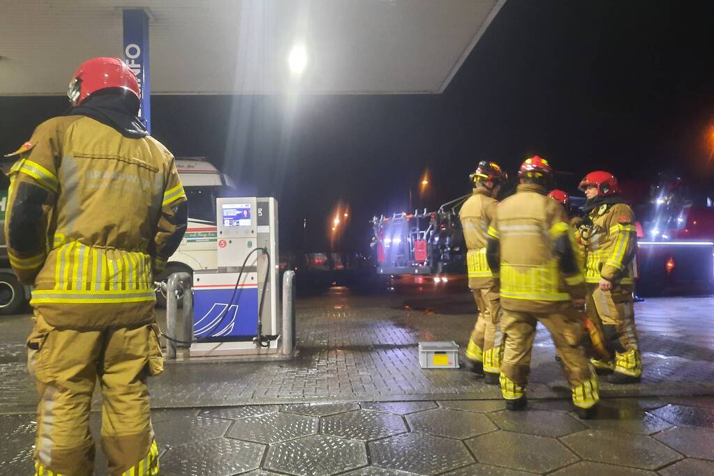 Platen tankstation waaien los door storm Franklin