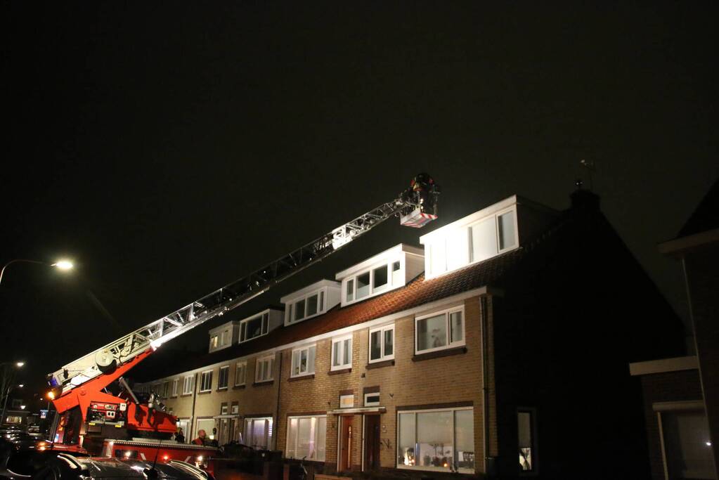 Dakbedekking van dakkapel waait los