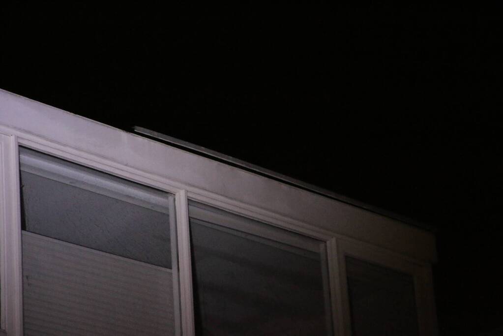 Dakbedekking van dakkapel waait los