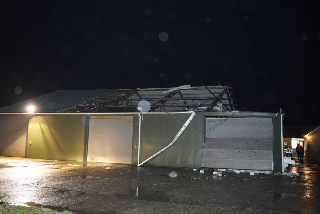 Deel van schuur weggewaaid door windhoos