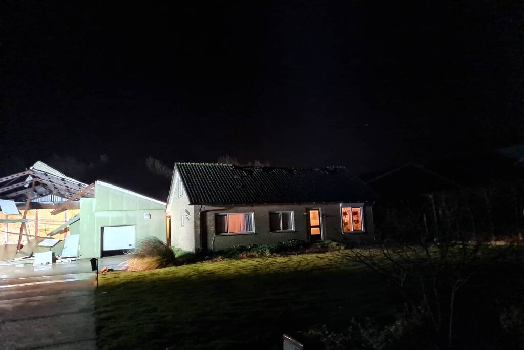 Deel van schuur weggewaaid door windhoos