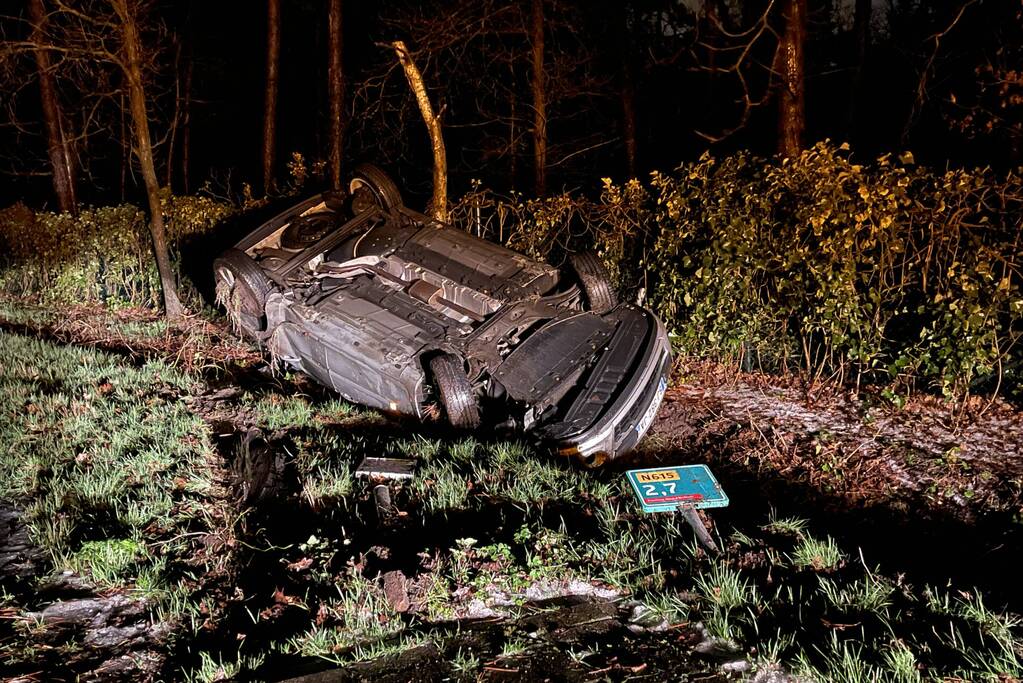Auto over de kop tijdens hagelbui