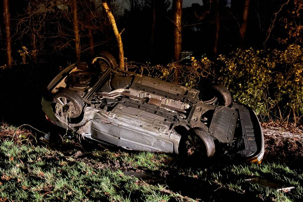 Auto over de kop tijdens hagelbui