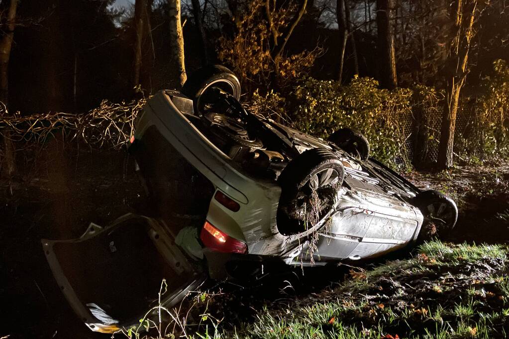 Auto over de kop tijdens hagelbui