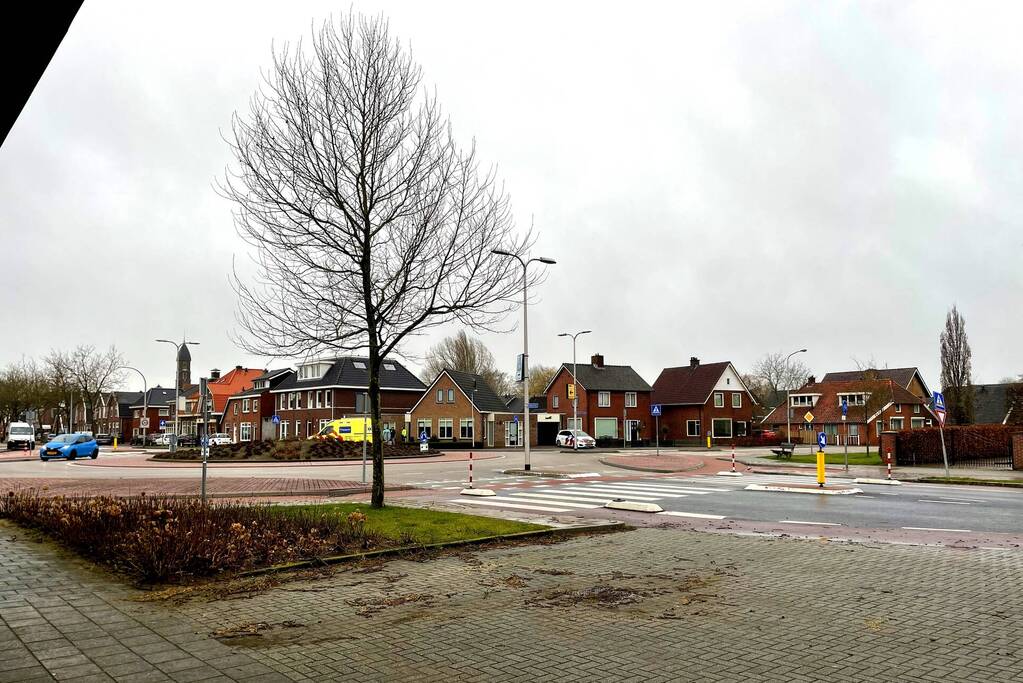 Automobilist rijdt fietser aan op rotonde