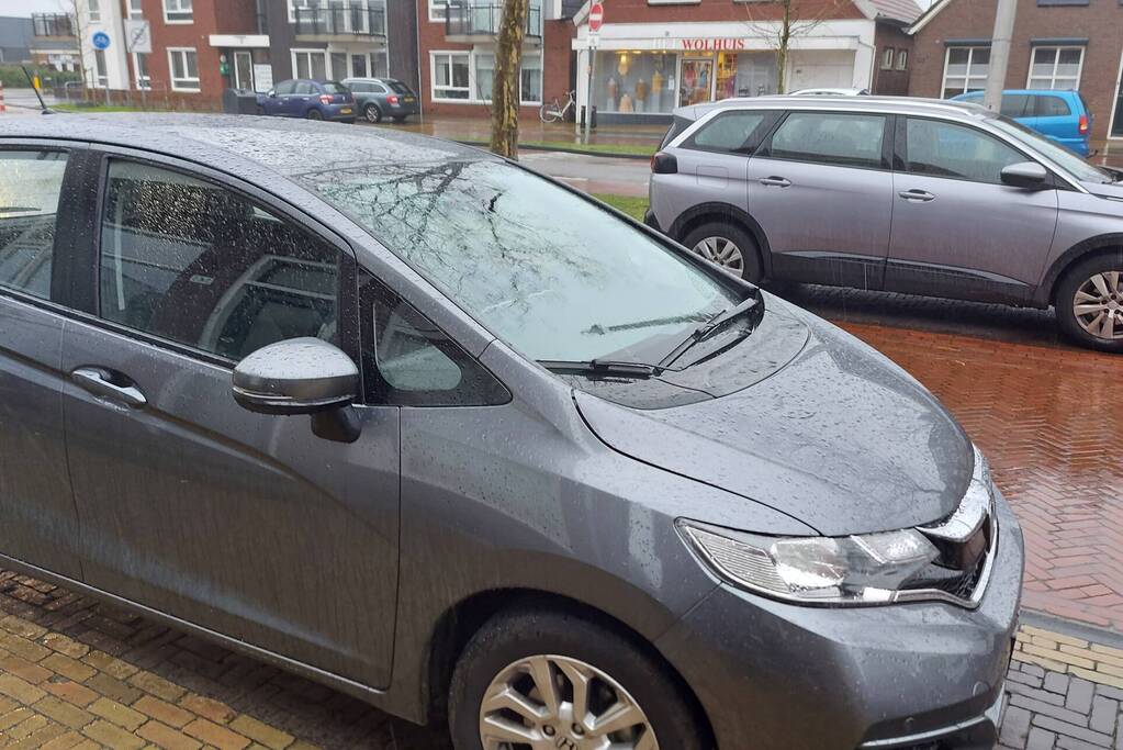 Automobilist rijdt fietser aan op rotonde