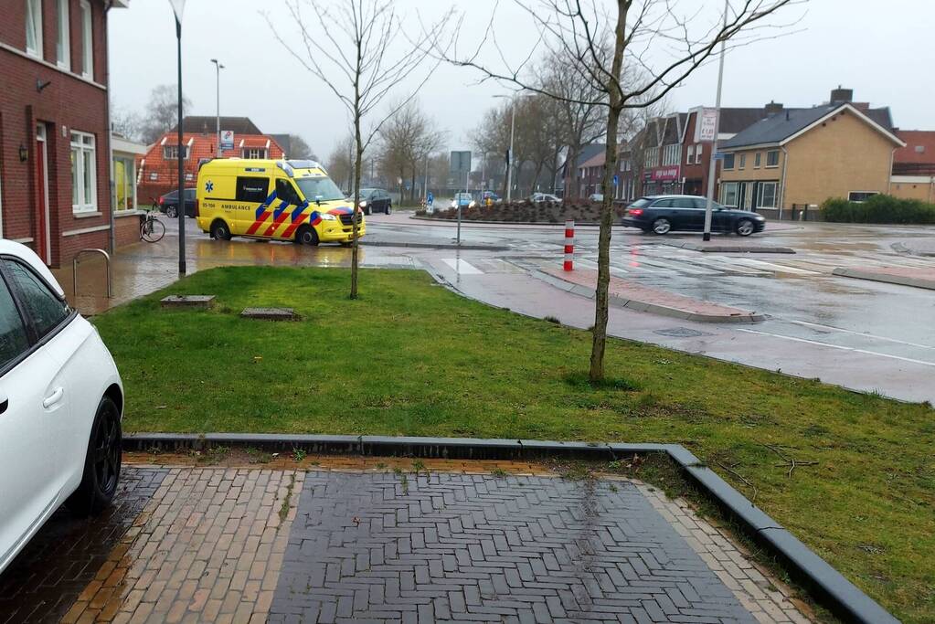 Automobilist rijdt fietser aan op rotonde