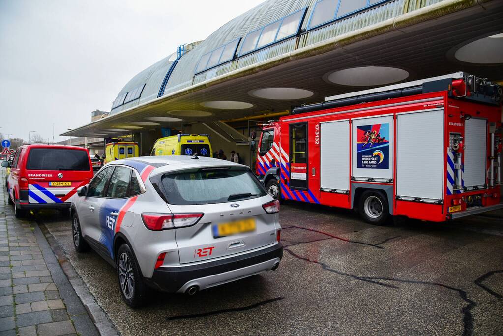 Man raakt te water met auto Ruwaard van Puttenweg Spijkenisse Nieuws op Beeld 112 Nieuws