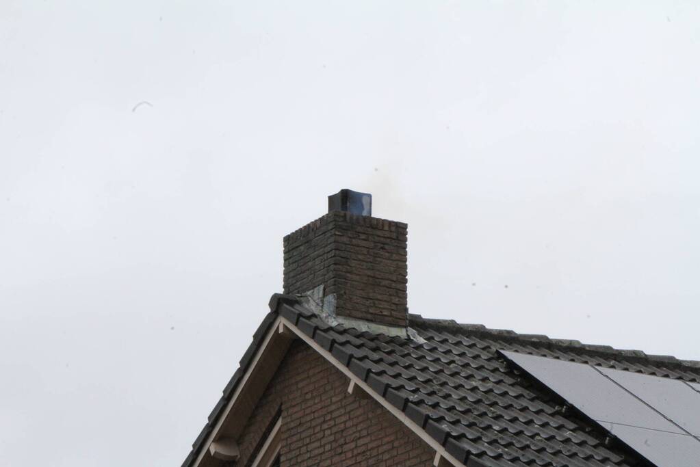 Brand in schoorsteen van woning