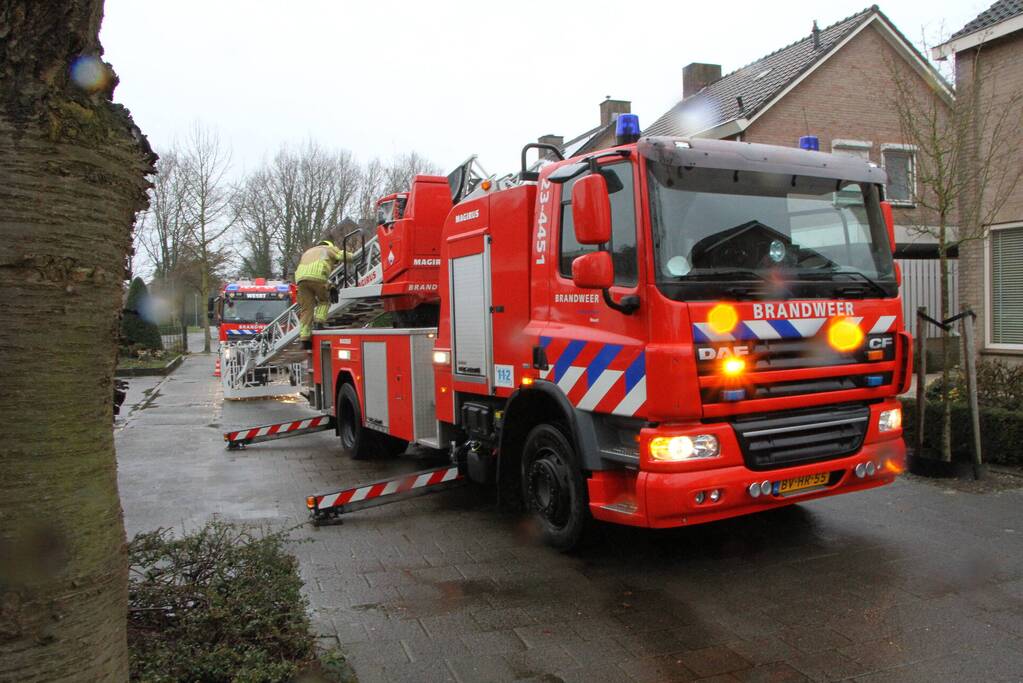 Brand in schoorsteen van woning